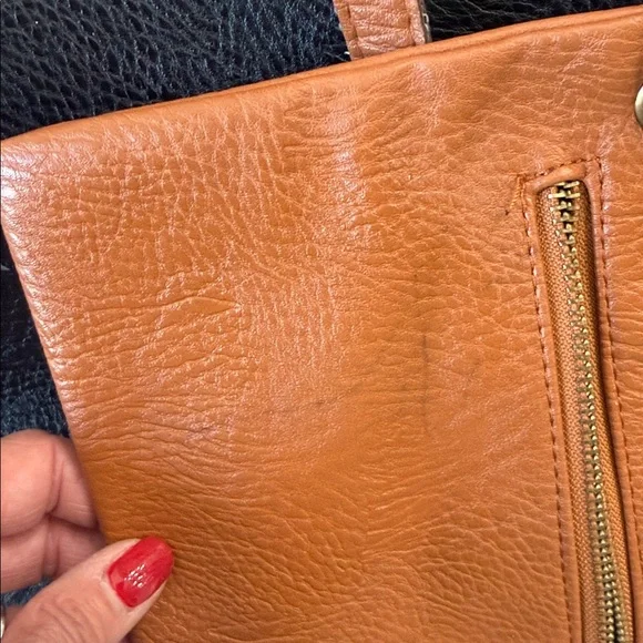 Elegant Black Vegan Leather tote strong magnetic closure - Picture 10 of 14